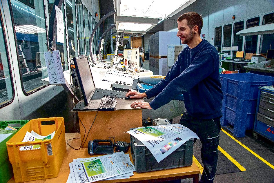 22 . 02 . 2023 , Brandenburg / Ahrensfelde : Druckerei Möller Pro Media GmbH . Foto : Ein Drucker steuert und überprüft das Farbmanagement .