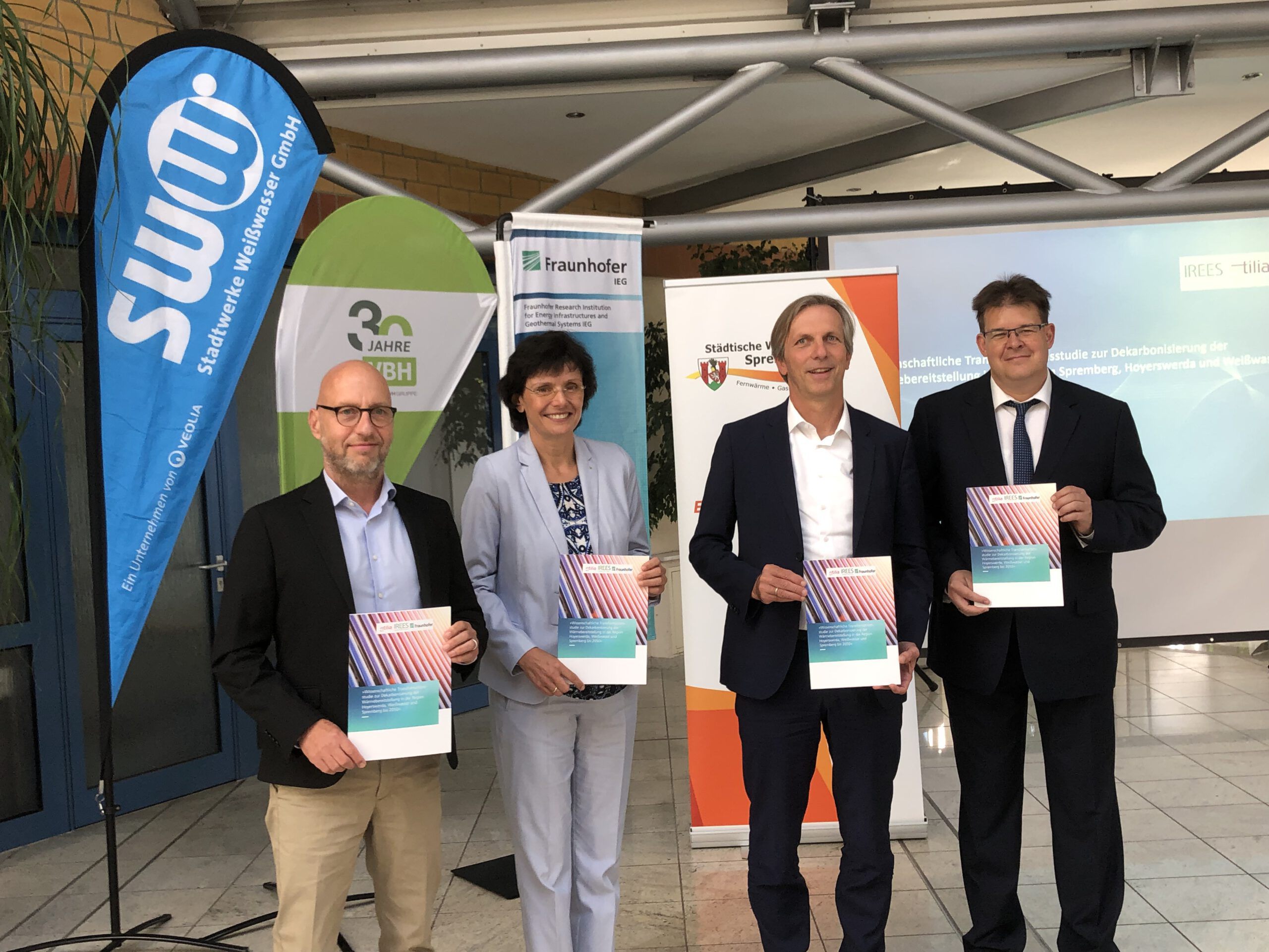 Vorstellung der Transformationsstudie: v.l.n.r. Wolf-Thomas Hendrich (GF VBH), Frau Katrin Bartsch (GF SWW), Mario Ragwitz (Fraunhofer IEG), Michael Schiemenz (GF SWS).