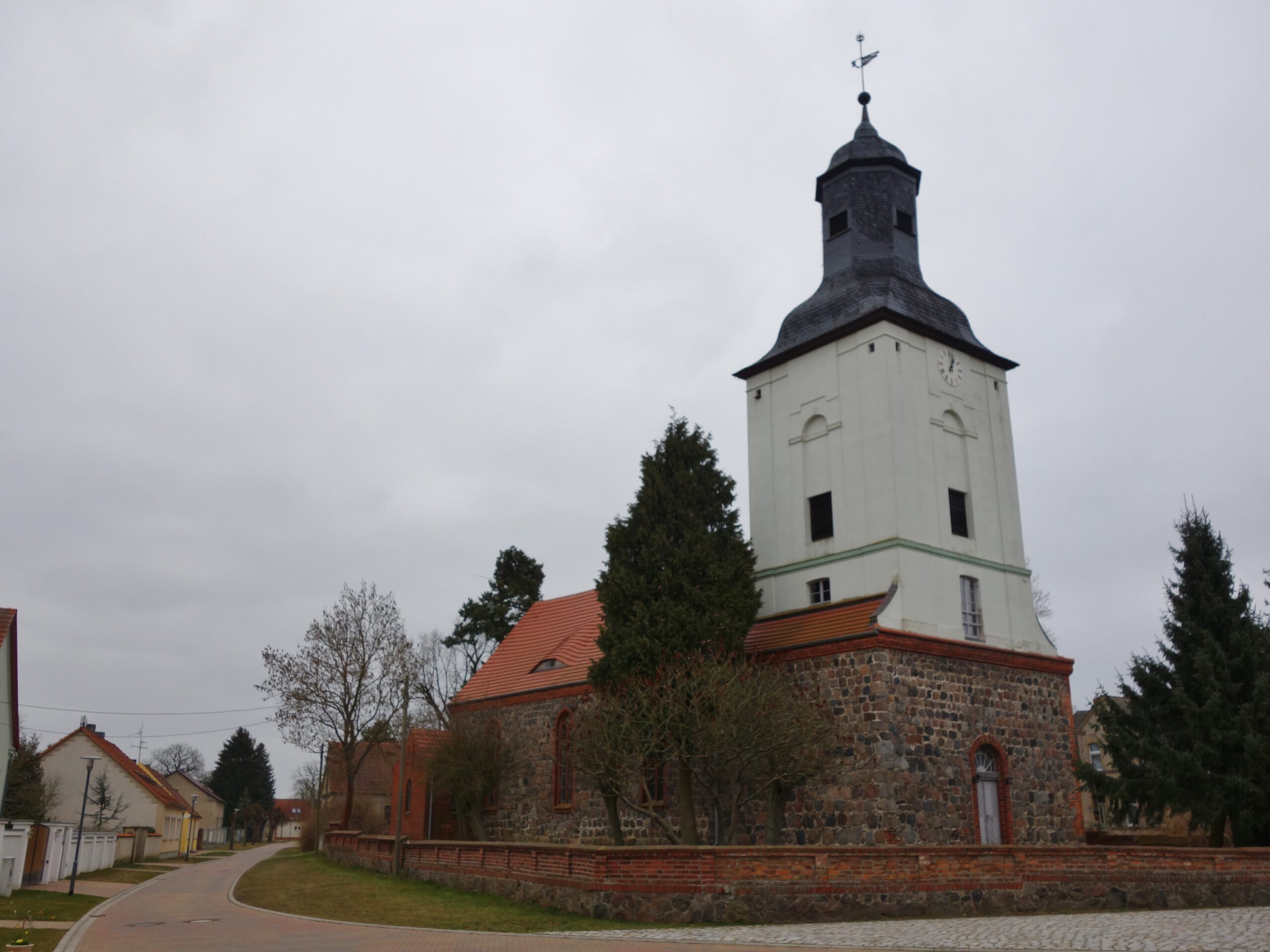 Rätsel: Nun lass mal die Kirche im Dorf
